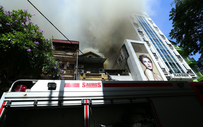 Dập tắt vụ cháy nhà hàng Trúc Lâm Trai trên phố Lê Ngọc Hân ảnh 1