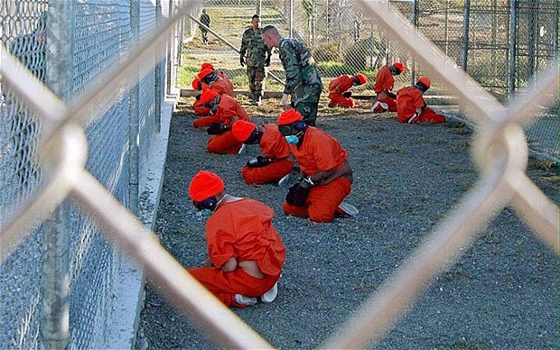 Quân nhân Mỹ thẩm vấn tù nhân tại nhà tù Guantanamo. (Nguồn: EPA) Tổng thống Mỹ cam kết đóng cửa nhà tù quân sự Guantanamo ảnh 1