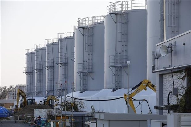 Các bể chứa nước thải có chất phóng xạ đã qua xử lý tại nhà máy điện hạt nhân Fukushima. (Ảnh: Đào Thanh Tùng/TTXVN) Hàn Quốc-Nhật Bản bàn việc kiểm tra kế hoạch xả nước thải từ Fukushima ảnh 1