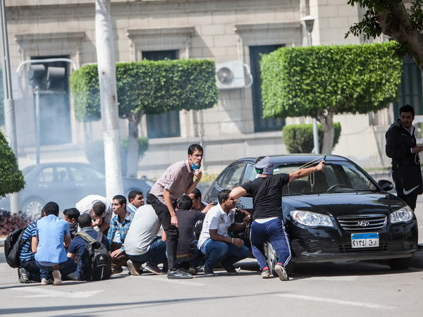 Nhóm sinh viên biểu tình ủng hộ cựu Tổng thống bị Mohamed Morsi đụng độ với cảnh sát chống bạo động tại Cairo. (Nguồn: THX/TTXVN) 162 thành viên Anh em Hồi giáo bị tuyên phạt 10 năm tù ảnh 1