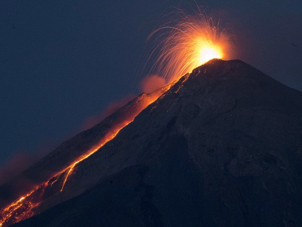 Guatemala sơ tán hàng trăm dân thường do núi lửa Fuego phun trào ảnh 1