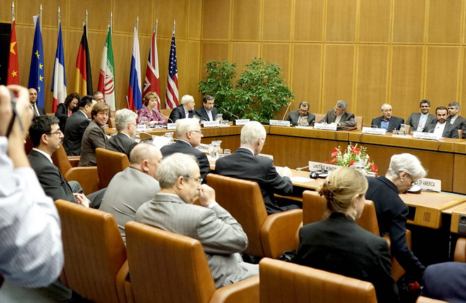 Đại diện của Iran và Nhóm P5 +1 tại bàn đàm phán hồi tháng Bảy. (Nguồn: AFP/TTXVN) Iran muốn dỡ bỏ tất cả trừng phạt trước đàm phán hạt nhân ảnh 1