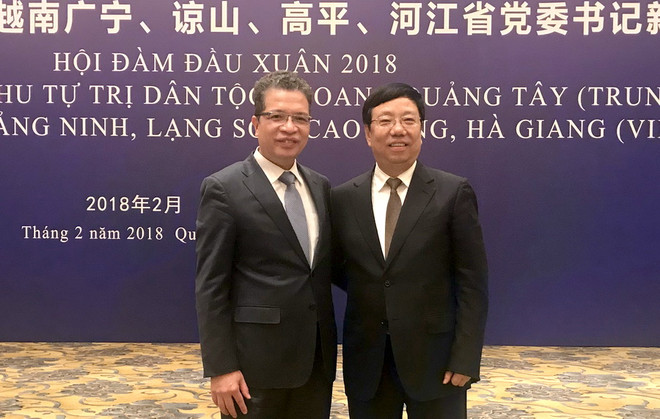 Đại sứ Đặng Minh Khôi và Phó Chủ tịch Khu tự trị dân tộc Choang Quảng Tây, Bí thư thành ủy Quế Lâm Triệu Lạc Tần tại buổi gặp. (Ảnh: Trung Kiên/TTXVN) Hiệu quả hợp tác 4 tỉnh biên giới Việt Nam với tỉnh Quảng Tây ảnh 1