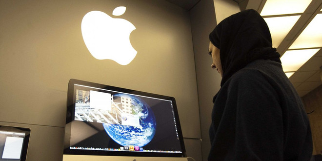 Một phụ nữ Iran xem sản phẩm iMac của Apple tại một cửa hàng gán biển Apple Stores ở Tehran. (Nguồn: Reuters) Apple đàm phán sơ bộ nhằm bán iPhone ở thị trường Iran ảnh 1
