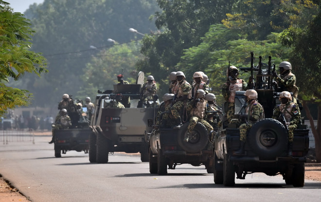 Binh sỹ Burkina Faso tuần tra trên đường phố thủ đô Ouagadougou sau khi lệnh tình trạng khẩn cấp được ban bố ngày 30/10. (Nguồn: AFP/TTXVN) Burkina Faso: Tổng thống Compaore tuyên bố không từ chức ảnh 1