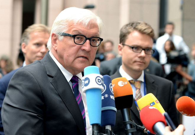 Ngoại trưởng Đức Frank-Walter Steinmeier trả lời phỏng vấn trước một cuộc họp. (Nguồn: THX/TTXVN) Ngoại trưởng Đức tới Hàn Quốc bàn thống nhất hai miền Triều Tiên ảnh 1