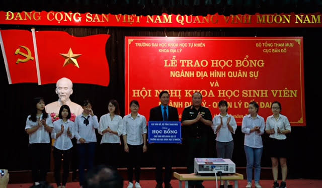 Trao học bổng đào tạo sinh viên nguồn lĩnh vực địa hình quân sự ảnh 1