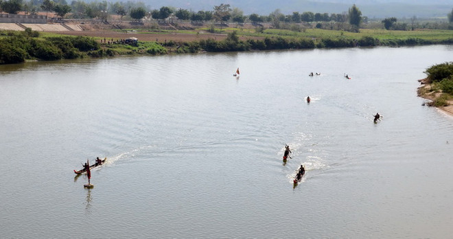 Kon Tum: Doanh nghiệp ngang nhiên đắp đập, chặn dòng sông hút cát ảnh 1