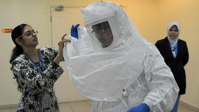 Nhân viên y tế Malaysia tập huấn phòng chống ebola (Nguồn: AFP) Malaysia giám sát chặt các sân bay nhằm ngăn ngừa dịch Ebola ảnh 1