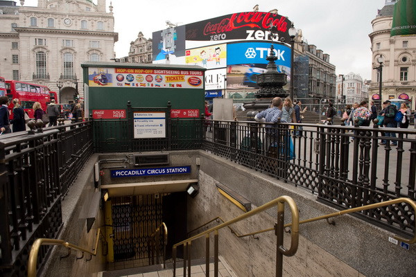 Hàng chục nghìn người dân Anh tuần hành phản đối giảm lương ảnh 1