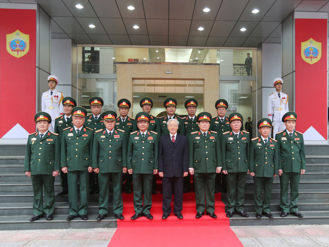 Tổng Bí thư Nguyễn Phú Trọng, Bí thư Quân ủy Trung ương chụp ảnh chung với các vị lãnh đạo Tổng cục II. (Ảnh: Trí Dũng/TTXVN) Tổng Bí thư thăm, làm việc với lực lượng tình báo quốc phòng ảnh 1