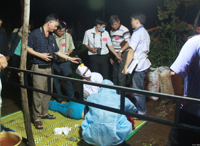 Lực lượng chức năng khám nghiệm hiện trường vụ thảm án, tháng 8/2015. (Ảnh: Nguyễn Hoài Nam/TTXVN) Kẻ cuồng sát chém chết 4 người ở Gia Lai thoát án tử hình ảnh 1