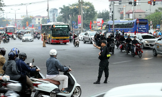 Công an Hà Nội ra quân đảm bảo giao thông sau kỳ nghỉ Tết ảnh 5