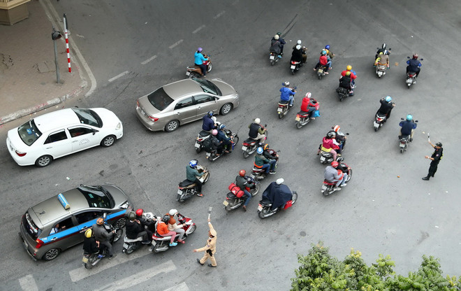 Công an Hà Nội ra quân đảm bảo giao thông sau kỳ nghỉ Tết ảnh 7