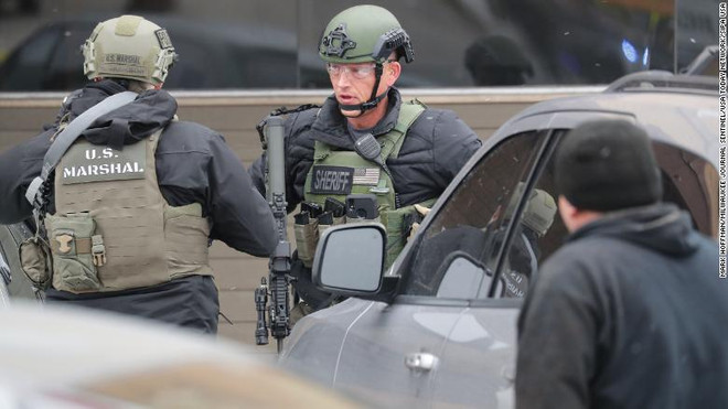 Cảnh sát Mỹ triển khai tại hiện trường. (Nguồn: CNN) Mỹ: Tấn công bằng súng ở Milwaukee, nhiều người bị thương ảnh 1
