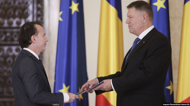 Tổng thống Romania Klaus Iohannis (phải) và Thủ tướng được chỉ định Florin Citu. (Nguồn: rferl.org) Tổng thống Romania Klaus Iohannis chỉ định Thủ tướng mới ảnh 1