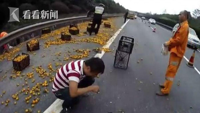(Nguồn: shanghaiist) Tài xế khóc nức nở khi người dân thản nhiên "hôi" cam từ xe bị lật ảnh 3