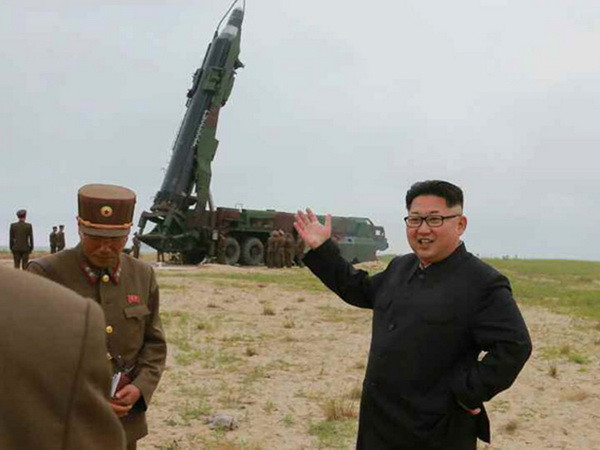Nhà lãnh đạo Triều Tiên Kim Jong-un thị sát một vụ phóng thử tên lửa tầm trung Musudan tại thành phố Wonsan ở bờ biển phía đông Triều Tiên. (Nguồn: Yonhap/TTXVN) Lãnh đạo Triều Tiên chỉ đạo quân đội tập trận pháo binh ảnh 1