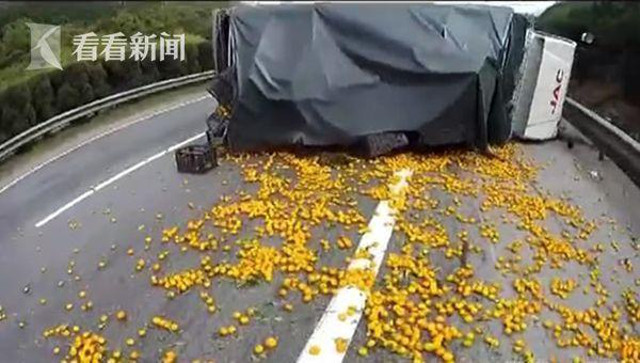 (Nguồn: shanghaiist) Tài xế khóc nức nở khi người dân thản nhiên "hôi" cam từ xe bị lật ảnh 1