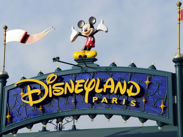 Công viên Disneyland Paris thua lỗ kỷ lục do các vụ khủng bố ảnh 1
