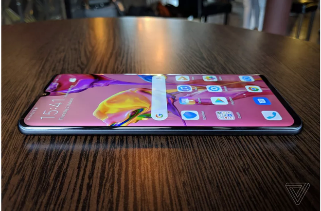 Một chiếc điện thoại của Huawei. (Nguồn: The Verge) Dân mạng Trung Quốc hô hào ủng hộ Huawei, tẩy chay Apple ảnh 1