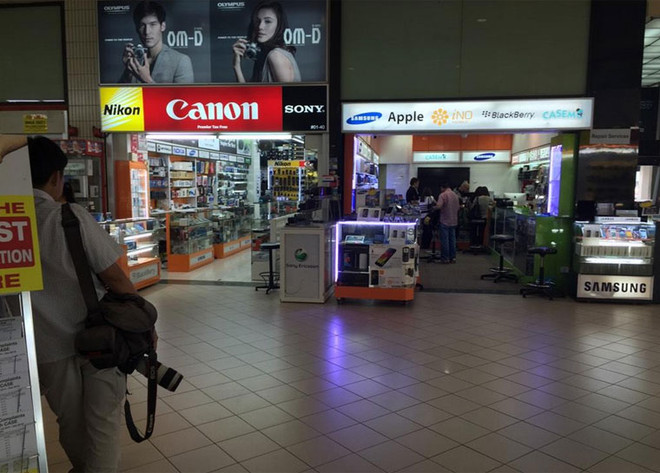 Singapore bắt chủ cửa hàng điện thoại ép khách Việt mua iPhone ảnh 1
