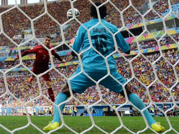 Bồ Đào Nha không may mắn khi đối thủ mặc trang phục trắng ảnh 1