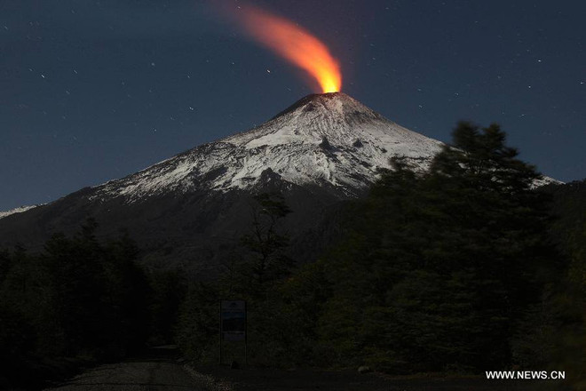 [Photo] Quang cảnh kỳ lạ khi núi lửa Villarica phun trào ở Chile ảnh 2