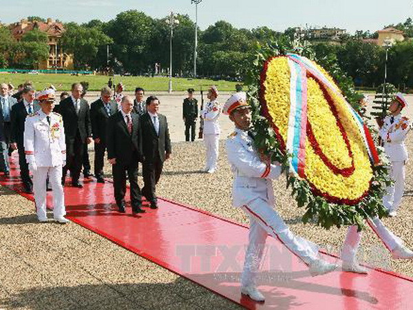 Hình ảnh Tổng thống Putin viếng lăng Bác và các Anh hùng liệt sỹ ảnh 1