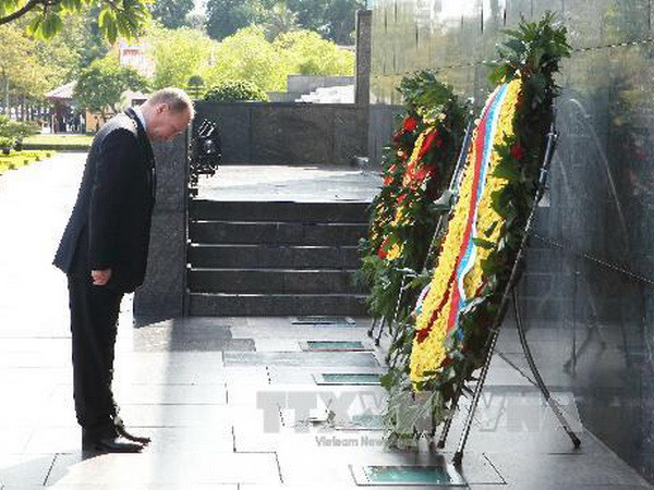 Hình ảnh Tổng thống Putin viếng lăng Bác và các Anh hùng liệt sỹ ảnh 2