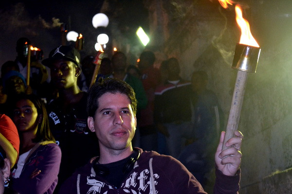 Sinh viên Cuba rước đuốc kỷ niệm ngày sinh Jose Marti ảnh 1