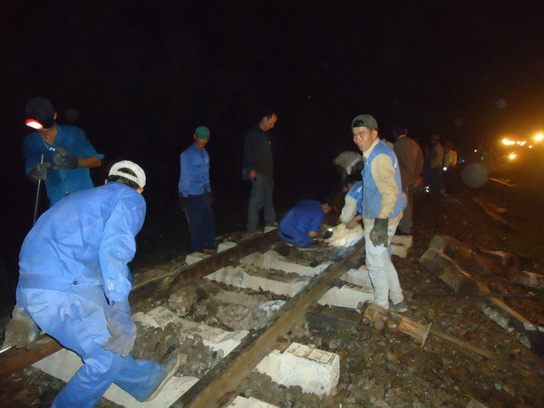 Hoàn thành khắc phục đoạn đường sắt bị hỏng tại Quảng Bình ảnh 1