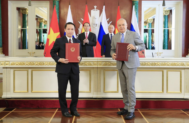Chủ tịch nước Trần Đại Quang và Tổng thống Liên bang Nga V. Putin chứng kiến Lễ ký Thoả thuận hợp tác giữa Thông tấn xã Việt nam và Hãng thông tấn Sputnik. (Ảnh: Nhan Sáng/TTXVN) Thông tấn xã Việt Nam ký thỏa thuận trao đổi thông tin với Sputnik ảnh 2
