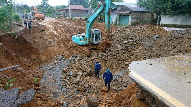 Chính quyền địa phương đã khẩn cấp huy đọng các lực lượng giúp 5 hộ dân cạnh hỗ cáttơ di dời lên vị trí an toàn. (Ảnh: Quang Duy/TTXVN) Lai Châu di dời dân khẩn cấp do xuất hiện hố cáttơ 600 m2 ảnh 1