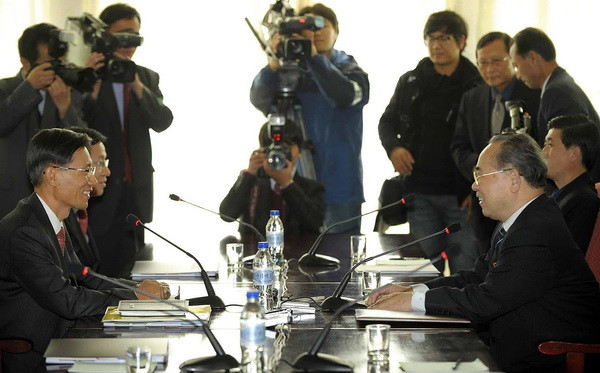 Đoàn đàm phán Hàn Quốc - Triều Tiên. (Ảnh: AFP/TTXVN) Triều Tiên cáo buộc Hàn Quốc phá hoại nỗ lực hòa bình ảnh 1