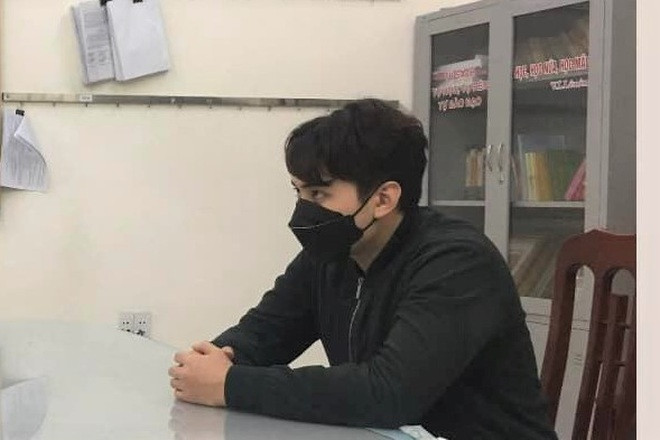 Triệu tập tài xế ôtô hất văng cảnh sát để vượt chốt kiểm dịch COVID-19 ảnh 1