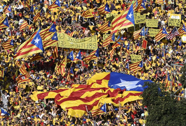 Người dân Catalonia tuần hành đòi tổng tuyển cử sớm. (Ảnh: AFP/TTXVN) Hàng ngàn dân Catalonia tuần hành đòi tổ chức tổng tuyển cử ảnh 1