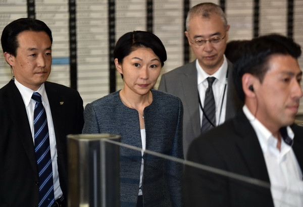 Thủ tướng Shinzo Abe chấp nhận đơn từ chức của Bộ trưởng Obuchi ảnh 1