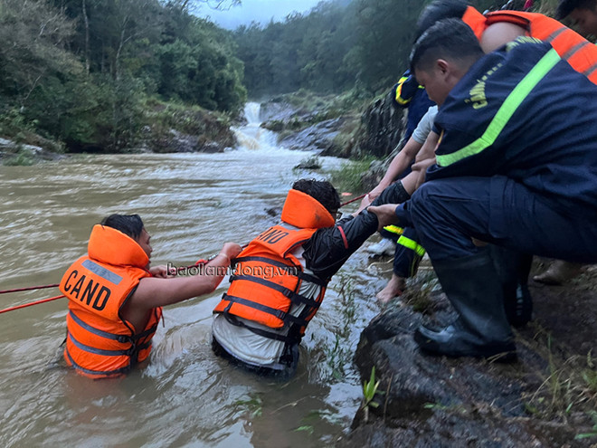 Lâm Đồng: Giải cứu 10 thiếu niên mắc kẹt giữa rừng trong mưa lũ ảnh 2