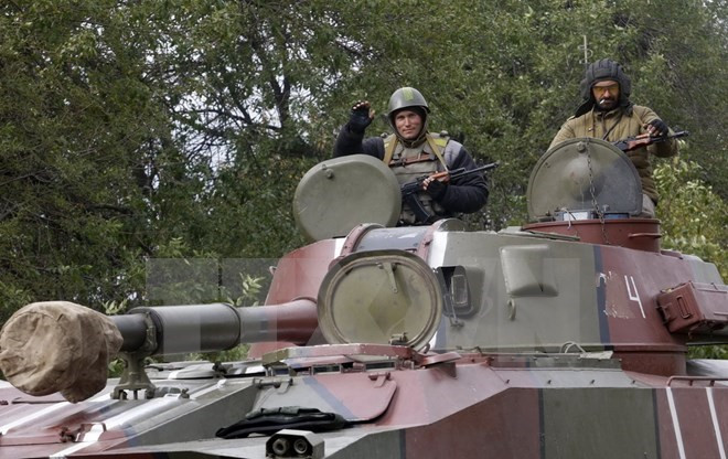 Binh sỹ Ukraine tuần tra gần thị trấn Debaltseve ở Donetsk. (Nguồn: AFP/TTXVN) Các vấn đề chính trong cuộc gặp của Nhóm Tiếp xúc về Ukraine ảnh 1