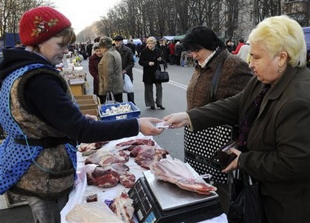 Xe quân sự Ukraine tuần tra gần Debaltseve thuộc tỉnh Donetsk. (Nguồn: AFP/TTXVN) Ukraine sẽ phải mất một thời gian dài để gia nhập NATO ảnh 1