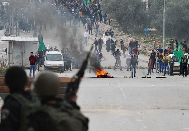 Quang cảnh vụ đụng độ giữa người dân Palestine và cảnh sát Israel tại Hebron thuộc Khu Bờ Tây ngày 12/12. (Nguồn: AFP/TTXVN) LHQ sẽ bỏ phiếu về dự thảo nghị quyết Palestine trước cuối năm ảnh 1