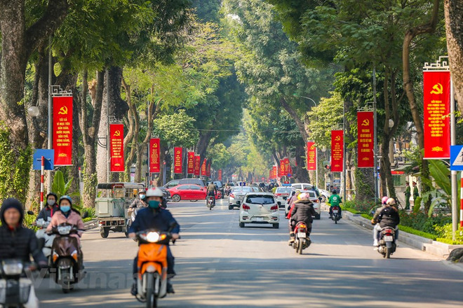 Công tác trang trí, tuyên truyền, cổ động trực quan phục vụ Đại hội đại biểu toàn quốc lần thứ XIII của Đảng được các đơn vị chức năng của Hà Nội triển khai từ nhiều ngày nay. (Ảnh: Minh Sơn/Vietnam+) Đại hội XIII - sự kiện chính trị trọng đại của Đảng và dân tộc ảnh 4