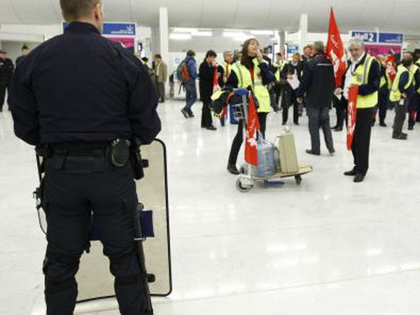 Nhân viên hàng không đình công, nhiều chuyến bay ở Paris bị chậm ảnh 1