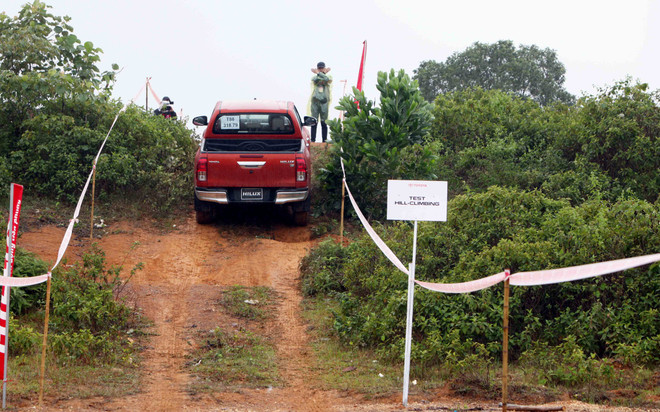 Trải nghiệm vượt địa hình với mẫu xe Toyota Hilux 2016 tại Đồng Mô ảnh 8