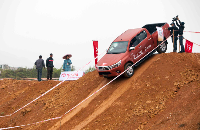 Trải nghiệm vượt địa hình với mẫu xe Toyota Hilux 2016 tại Đồng Mô ảnh 2