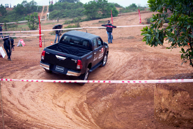 Trải nghiệm vượt địa hình với mẫu xe Toyota Hilux 2016 tại Đồng Mô ảnh 4
