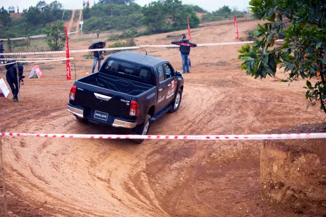 Trải nghiệm vượt địa hình với mẫu xe Toyota Hilux 2016 tại Đồng Mô ảnh 4