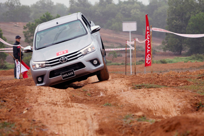 Trải nghiệm vượt địa hình với mẫu xe Toyota Hilux 2016 tại Đồng Mô ảnh 6