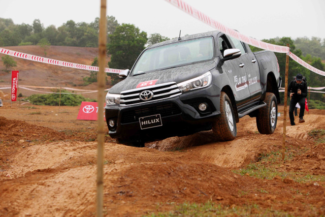 Trải nghiệm vượt địa hình với mẫu xe Toyota Hilux 2016 tại Đồng Mô ảnh 7